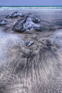 美丽的挪威风景风景如画的石头在北极海滩冷挪威海