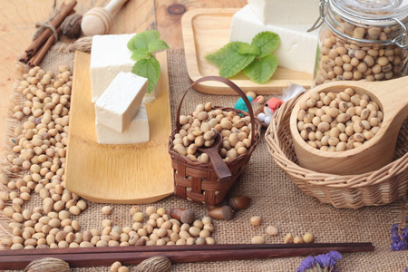 豆腐和大豆产品在木材的背景上