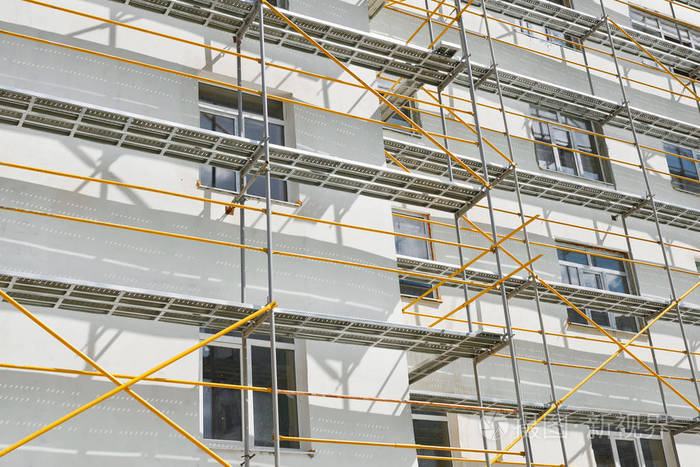 脚手架附近新的房子, 大厦外部, 建筑和修理产业, 白色墙壁和窗口