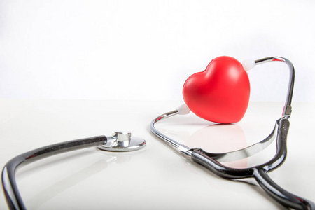 健康概念与心脏和听诊器