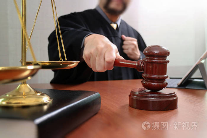 司法和法律概念男性法官在法庭上与槌