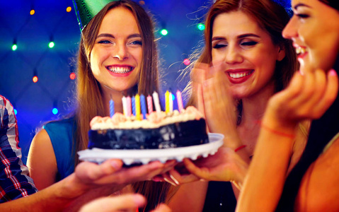 快乐的朋友生日聚会与俱乐部蜡烛节庆蛋糕