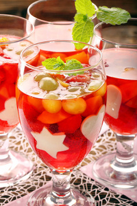 美味的水果果冻甜点在玻璃杯里用白明胶沙照片