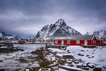美丽的冬天风景与传统挪威渔场在罗弗敦海岛, 挪威
