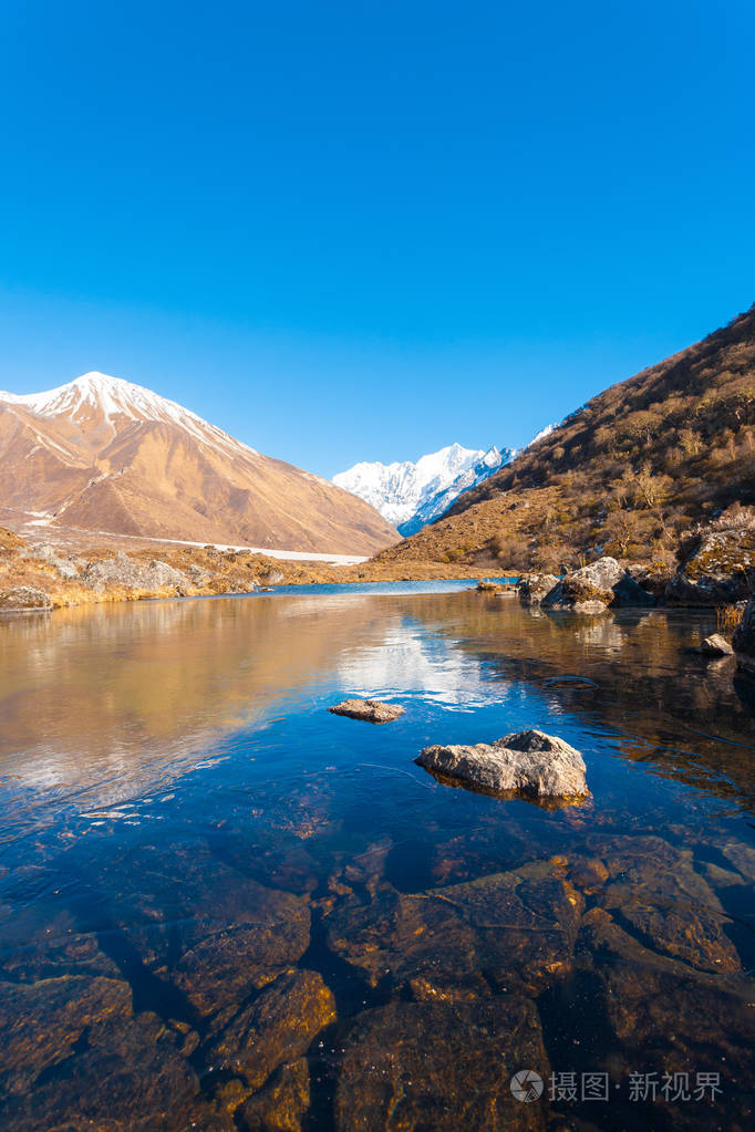 琅塘喜马拉雅山脉冻结池塘v