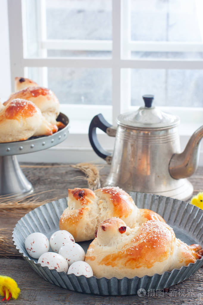 复活节鸟面包复活节小鸡包子传统的复活节甜面包的形状的云雀