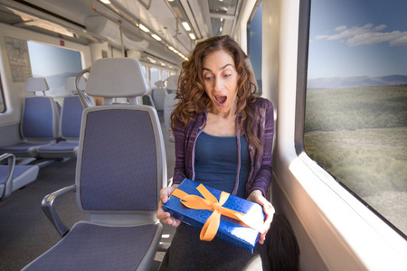 女人坐在火车意外的礼物图片