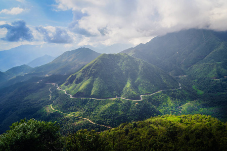 越南山间的山路图片