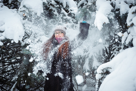 鸟儿会女孩和雪枞树