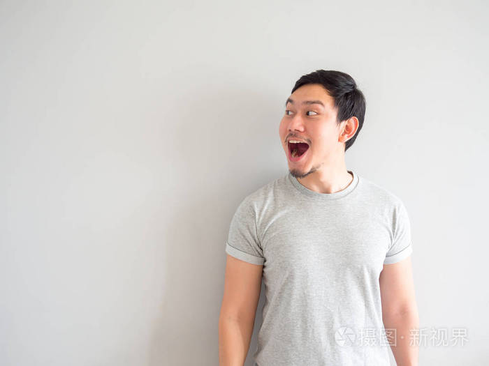 男人用嘴巴呼吸和吹气感到快乐