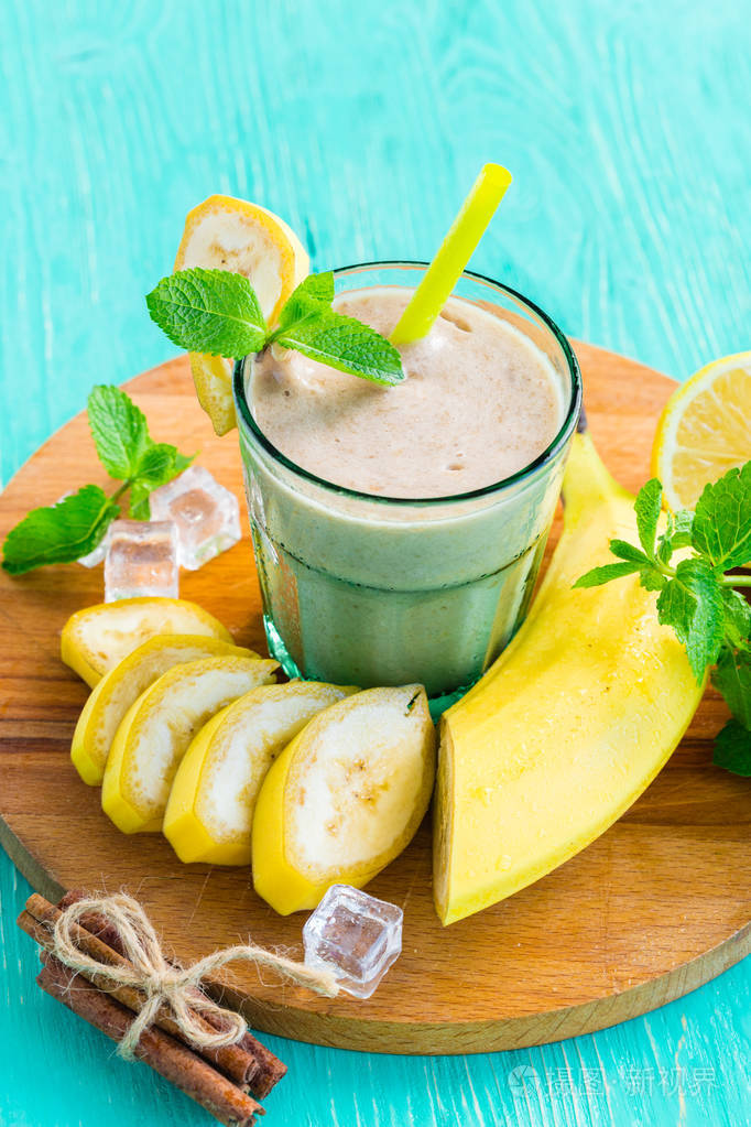 桌上有配料的香蕉奶昔