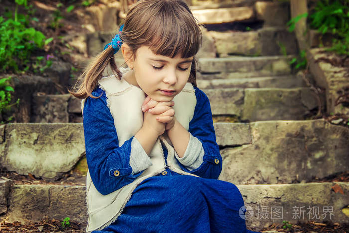 孩子祈祷选择性聚焦