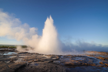 Strokkur 间歇泉的喷发在冰岛