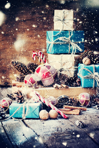 节日圣诞礼品盒 杉木树玩具。绘制的雪