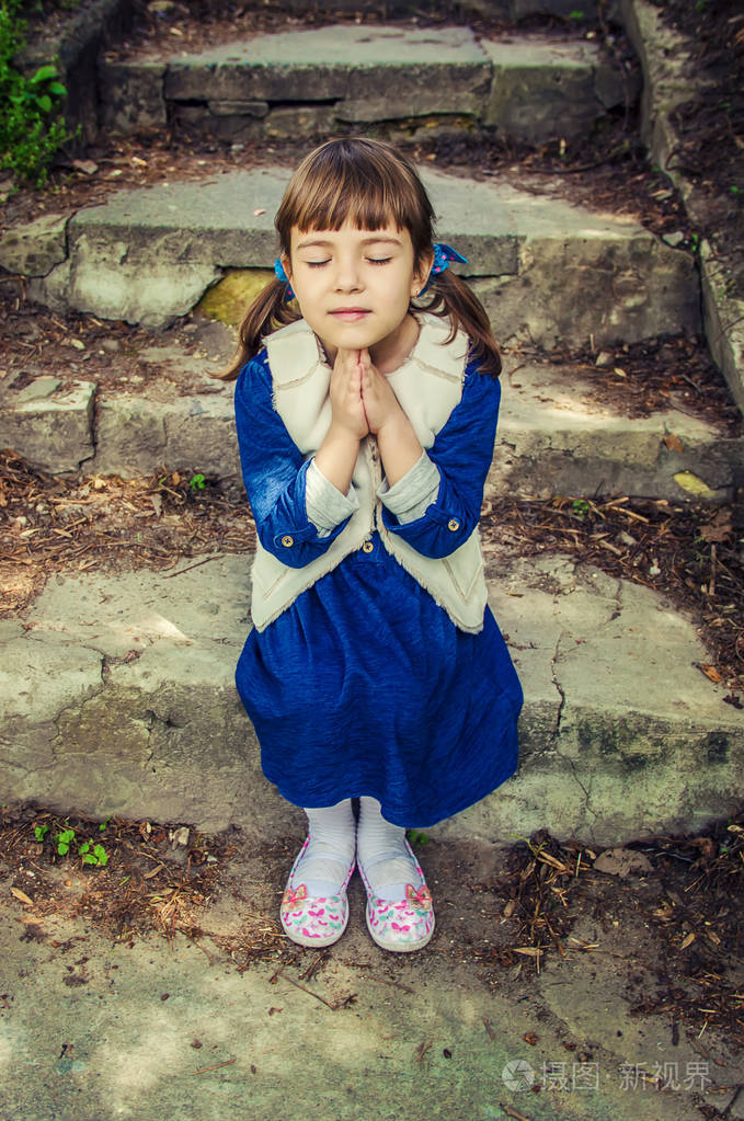 孩子祈祷选择性聚焦