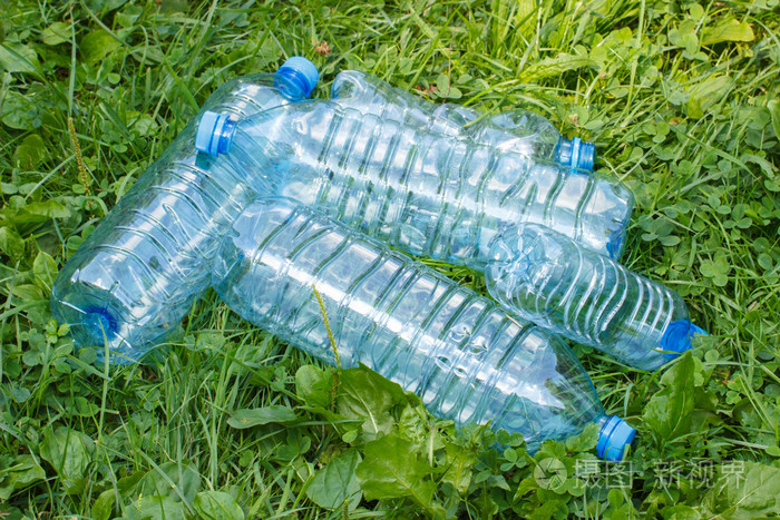 塑料瓶矿泉水在公园草地上乱扔垃圾的环境