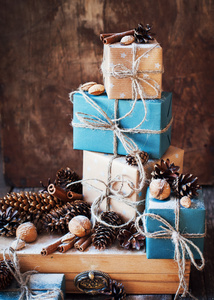 堆叠的节日盒上用绳子，自然的礼物。复古风格