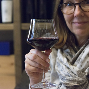 快乐成熟的女人拿着一杯葡萄酒, 佛罗伦萨, 托斯卡纳, 意大利