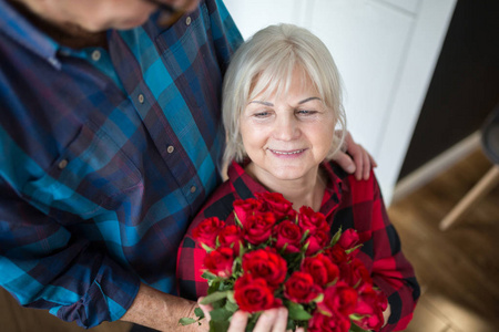 老人给他的妻子一束玫瑰花