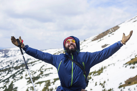 年轻的白种人男性在山里徒步旅行