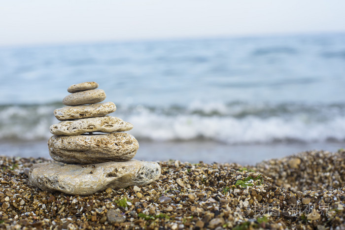 在海滩上的平衡的石头