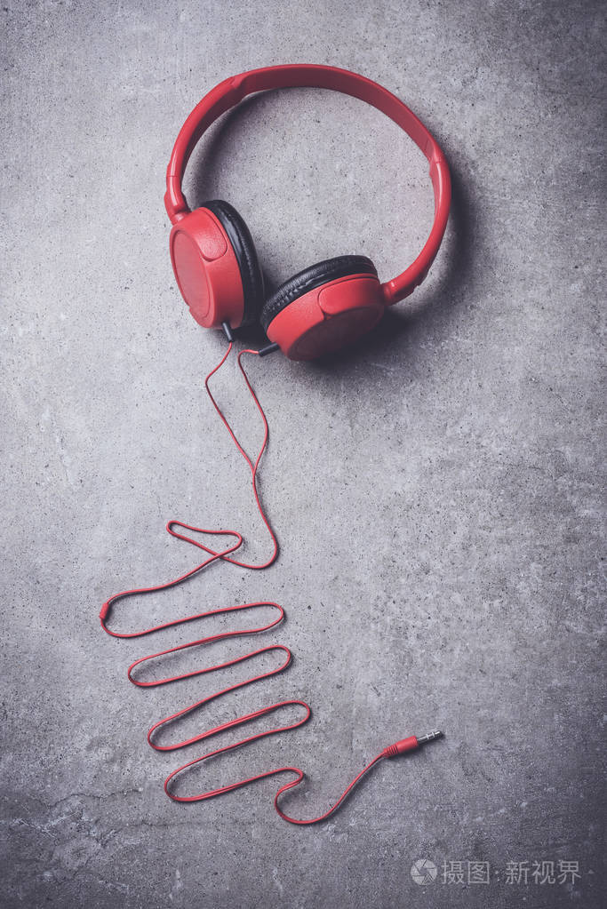 红色耳机在石头背景