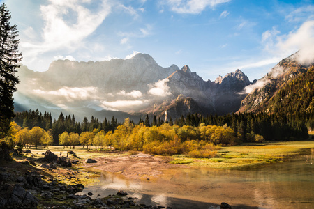 秋天的早晨，在阿尔卑斯山