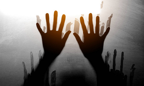 磨砂玻璃背后的阴暗的女人图照片