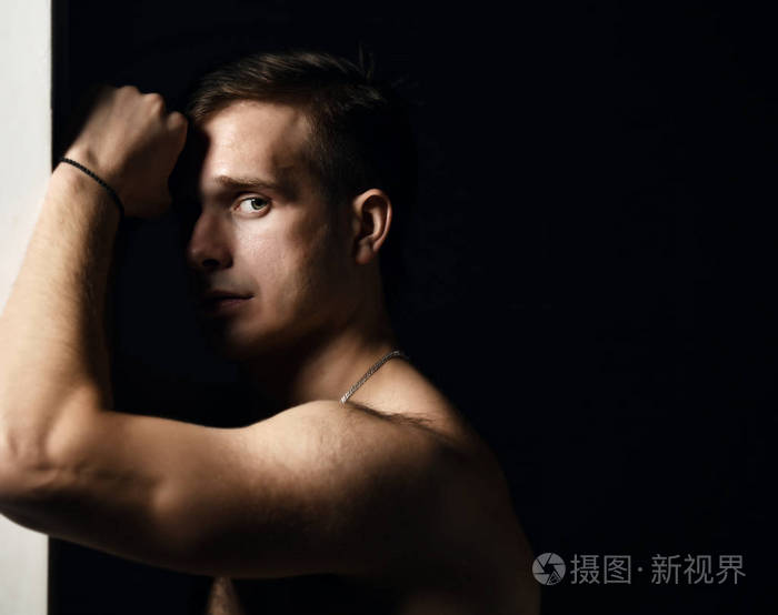 特写肖像性感英俊裸照男性模特