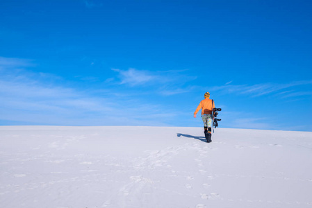 在与滑雪板的滑稽帽的家伙上升沙丘