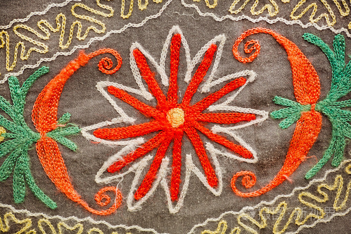 花或太阳图案符号缝制的手工制作技术与老式毯子上