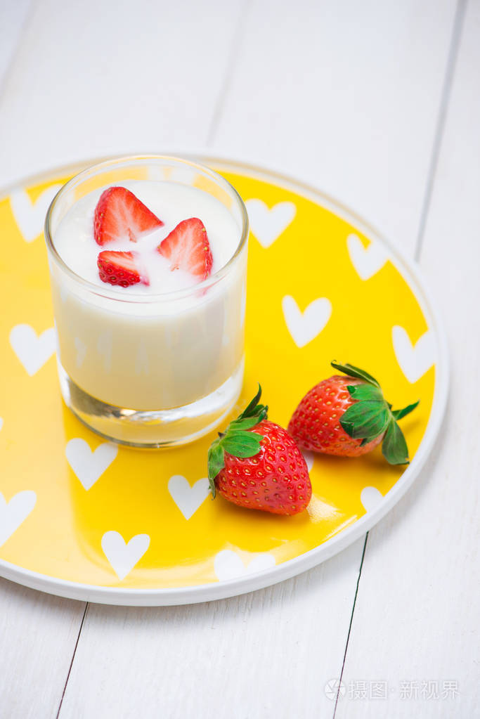 草莓酸奶.以草莓和酸奶早餐餐桌上的健康食品