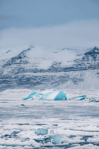 流行冰川泻湖的冬季风景视图与许多小冰山Jokulsarlon, 东部冰岛