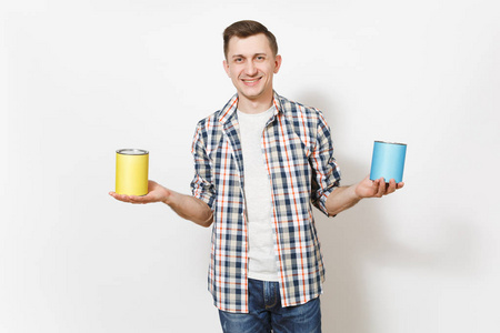 年轻的微笑的人在休闲衣服持有空油漆锡罐与复制空间隔离在白色背景。设备, 配件, 翻新公寓房间的工具。修复主页概念