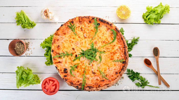 披萨 formaggi芝士干酪干酪顶部视图。在一个木质的背景。复制空间