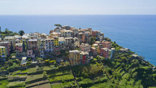 与上一个著名的 Cinqueterre 的 Corniglia 无人机拍摄的航拍照片