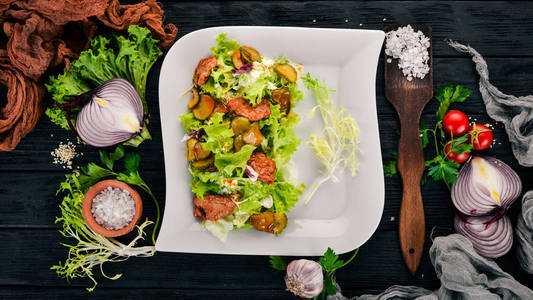 蔬菜沙拉配小牛肉和黄瓜。顶部视图。在一个木质的背景。复制空间