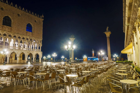 著名的圣马可广场在威尼斯的夜晚