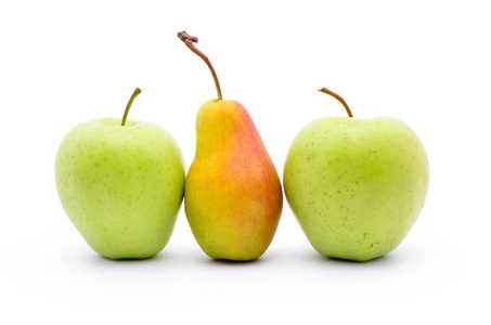 两个苹果和梨孤立在白色背景上
