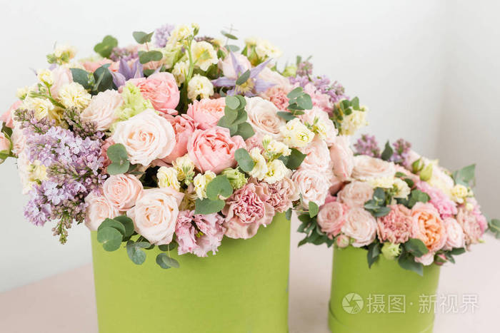 在粉红色的桌子上美丽的豪华的混合花束 花店里花匠的工作 在绿色便的花束 完美的礼物或赞美照片 正版商用图片0nhpmu 摄图新视界 在粉红色的桌子上美丽的豪华的混合花束 花店里花匠的工作 在绿色便的花束 完美的礼物或赞美照片 正版商用图片0nhpmu 摄图新视界