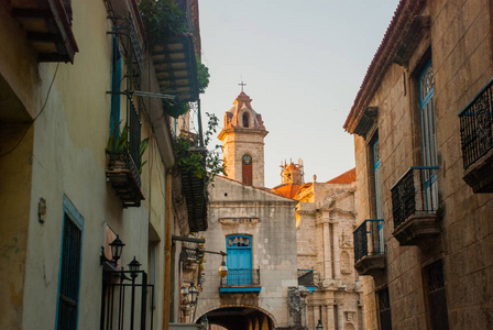 古哈瓦那的圣克里斯托弗大教堂，位于西恩广场