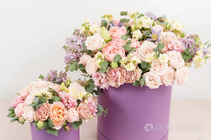 在粉红色的桌子上美丽的豪华的混合花束 花店里花匠的工作 花束在丁香便 完美的礼物或赞美照片 正版商用图片0nhry4 摄图新视界 在粉红色的桌子上美丽的豪华的混合花束 花店里花匠的工作 花束在丁香便 完美的礼物或赞美照片 正版商用图片0nhry4 摄图新视界