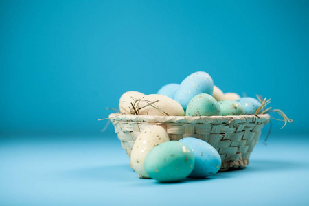 蓝色背景上的复活节彩蛋