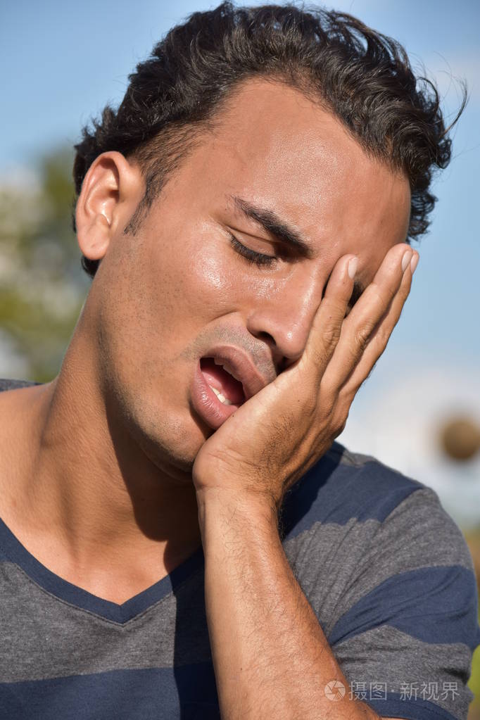 疲倦的拉美裔男性