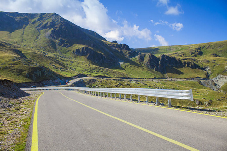 在 Transalpina 山景观的弯的道。罗马尼亚