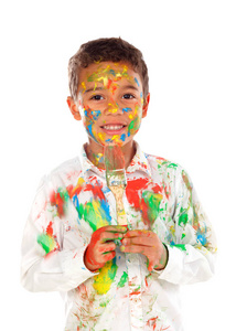 滑稽的非洲男孩用面孔和手在白色背景被隔绝的油漆覆盖了