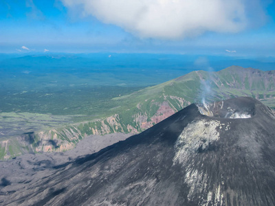 俄罗斯堪察加半岛，丽火山的鸟瞰图