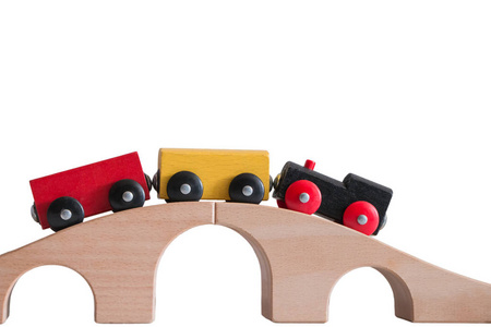 多彩的火车玩具上木桥与白色背景