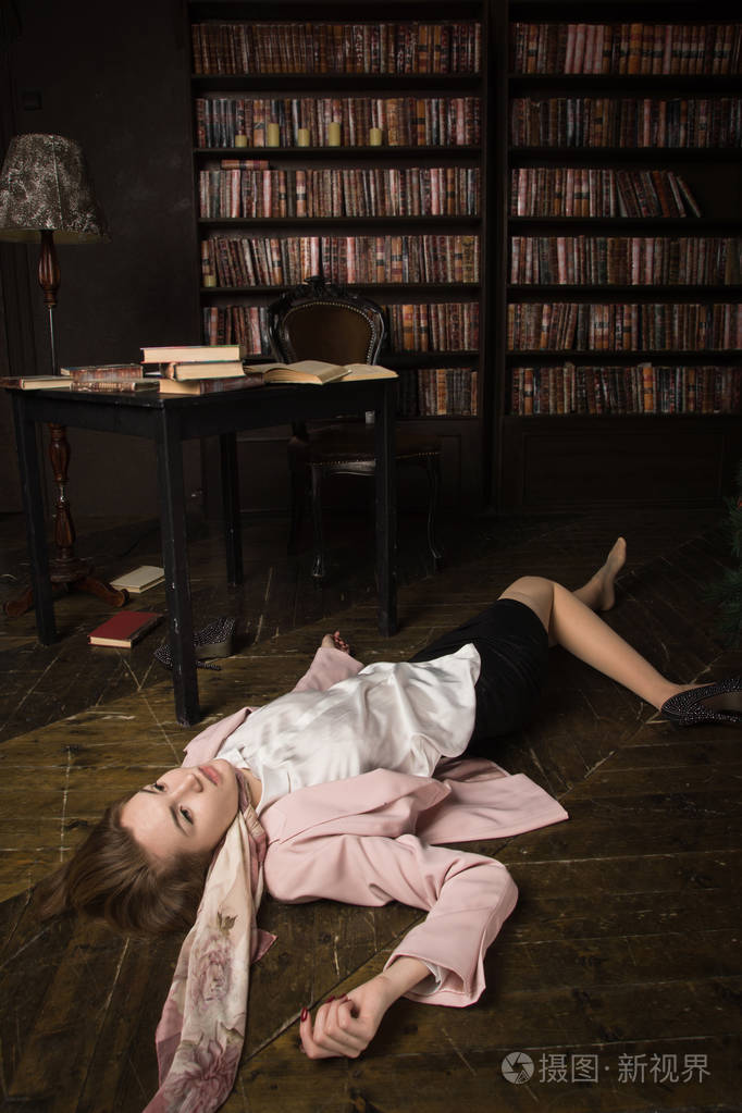 犯罪现场 (模仿).扼杀年轻学生的经典