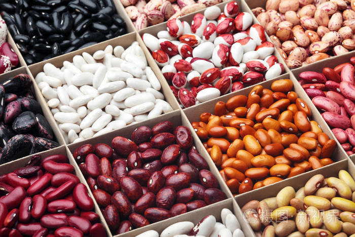 在木箱里.品种的豆类.